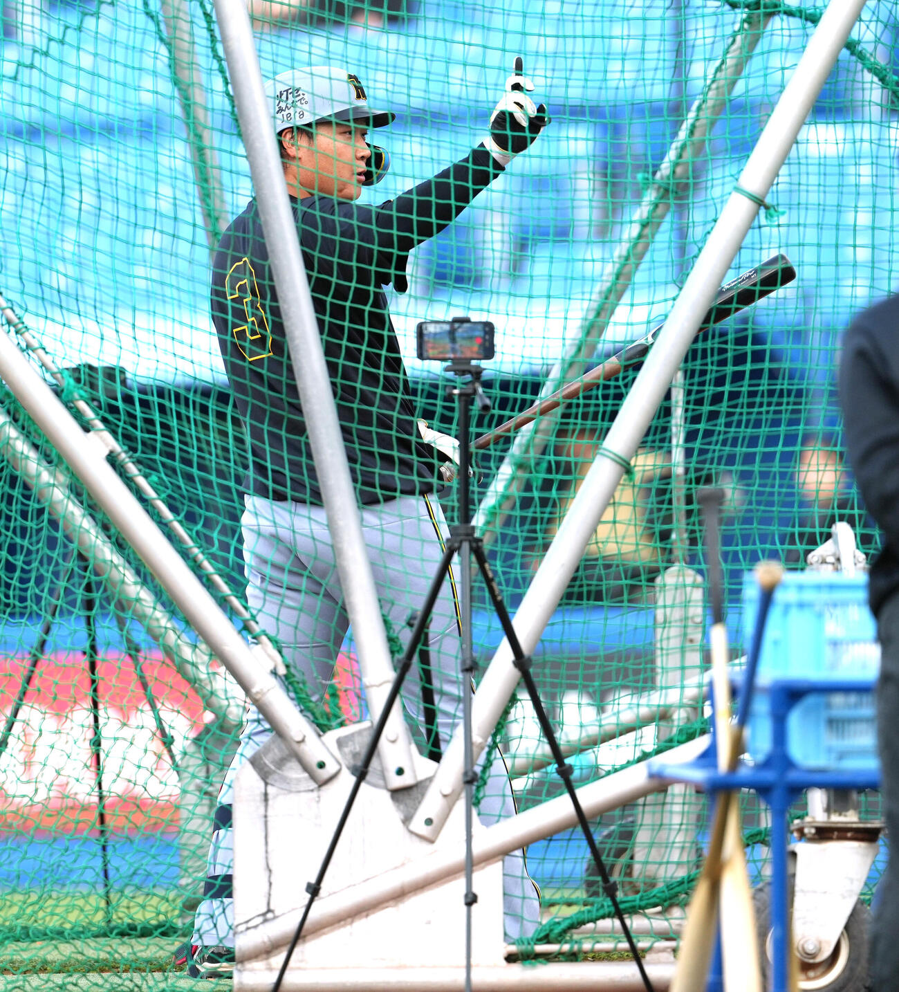 ヤクルト対阪神　試合前、フリー打撃を再開した阪神大山悠輔（撮影・清水貴仁）