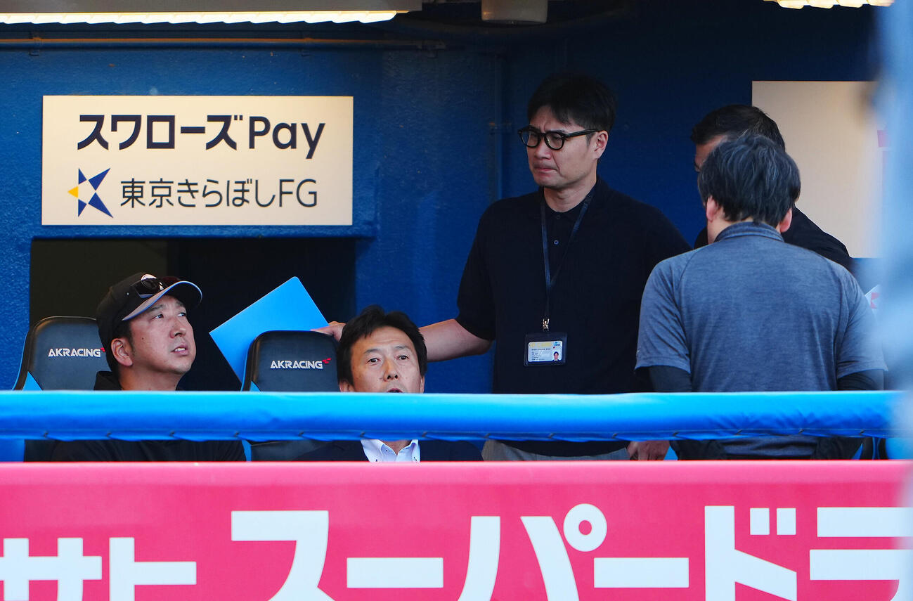 ヤクルト対阪神　試合前、ベンチで審判団やNPB関係者と話す阪神藤川球児監督（左）（撮影・垰建太）