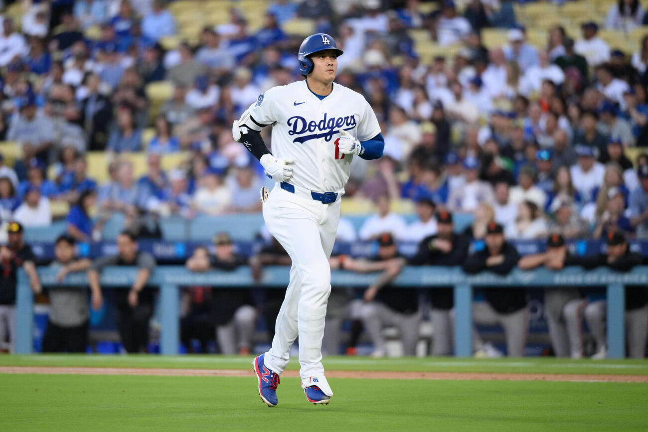 1回、ベンチに戻るドジャース大谷（AP）