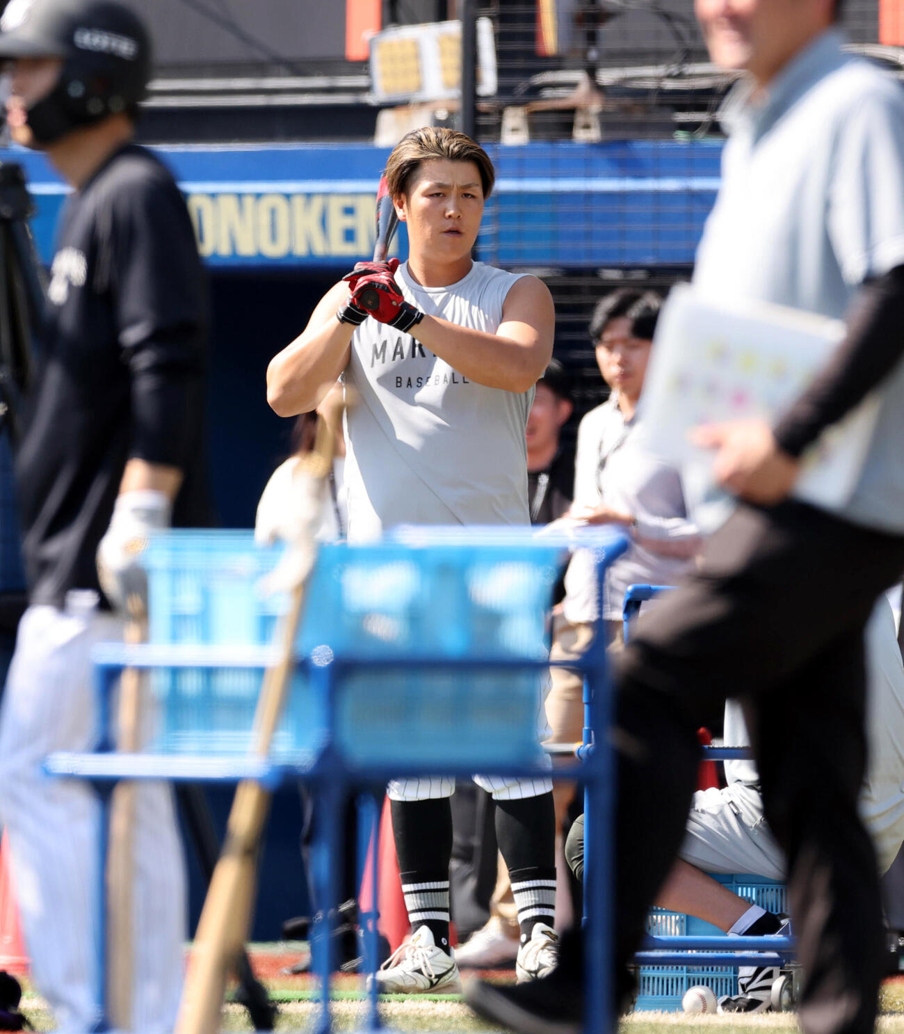 ロッテ対日本ハム　1軍合流したロッテ山口航輝はティー打撃する（撮影・浅見桂子）
