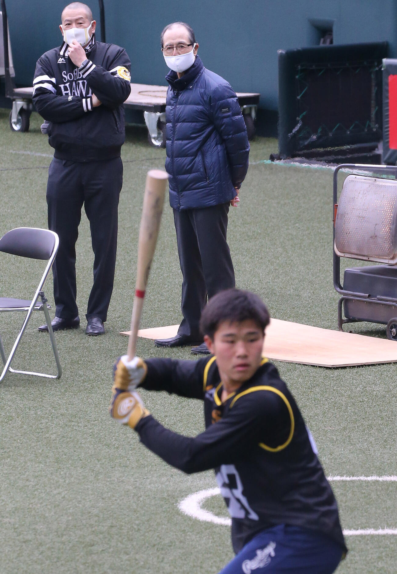 井上の打撃練習を見つめる王会長（2021年1月撮影）