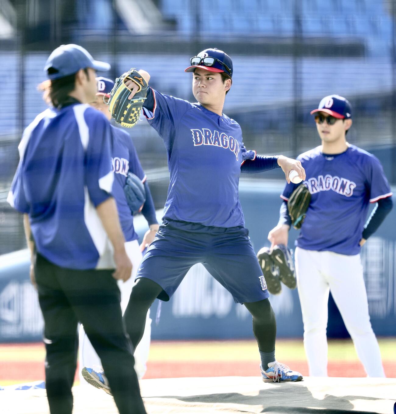 DeNA対中日　試合前、マウンドを確かめる中日金丸夢斗（撮影・河田真司）