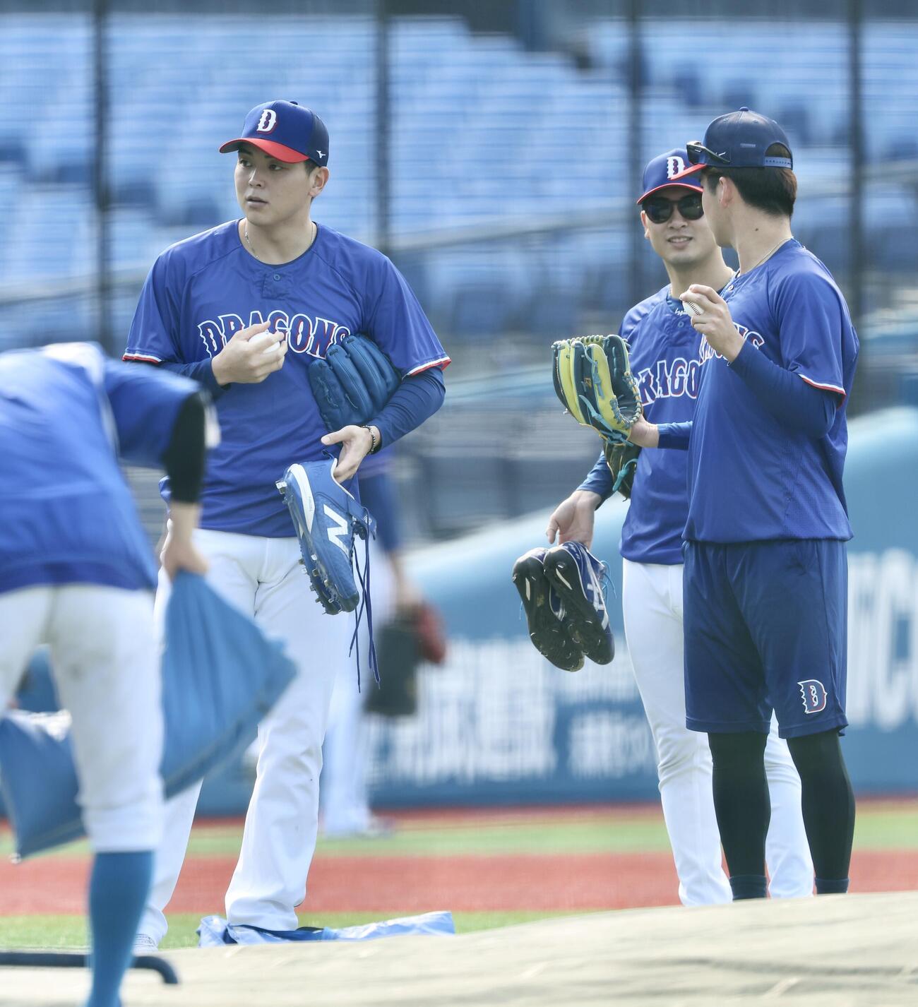 DeNA対中日　試合前、マウンドに集まる中日中西聖輝（左）（撮影・河田真司）