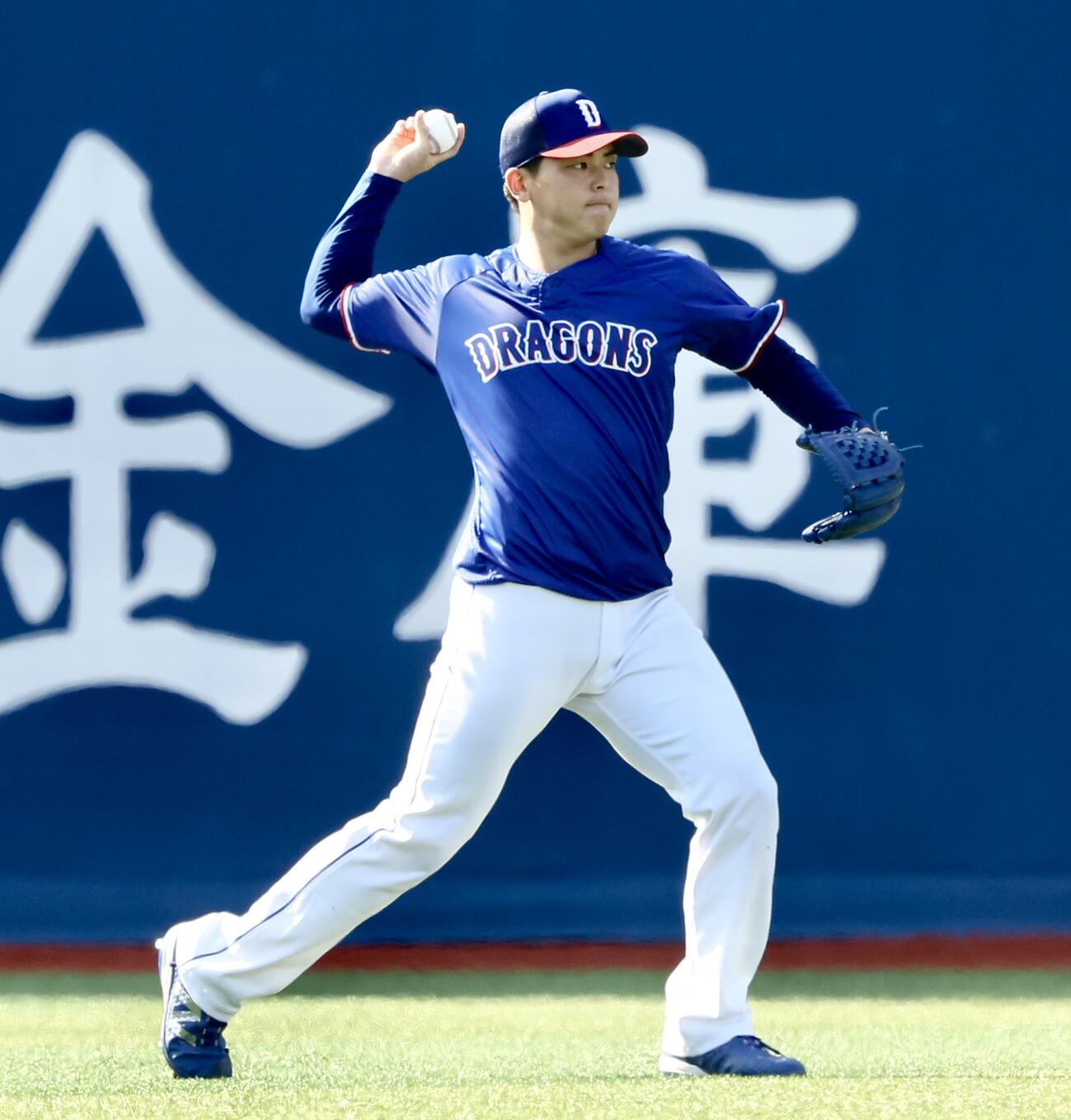 DeNA対中日　試合前、キャッチボールする中日中西聖輝（撮影・河田真司）
