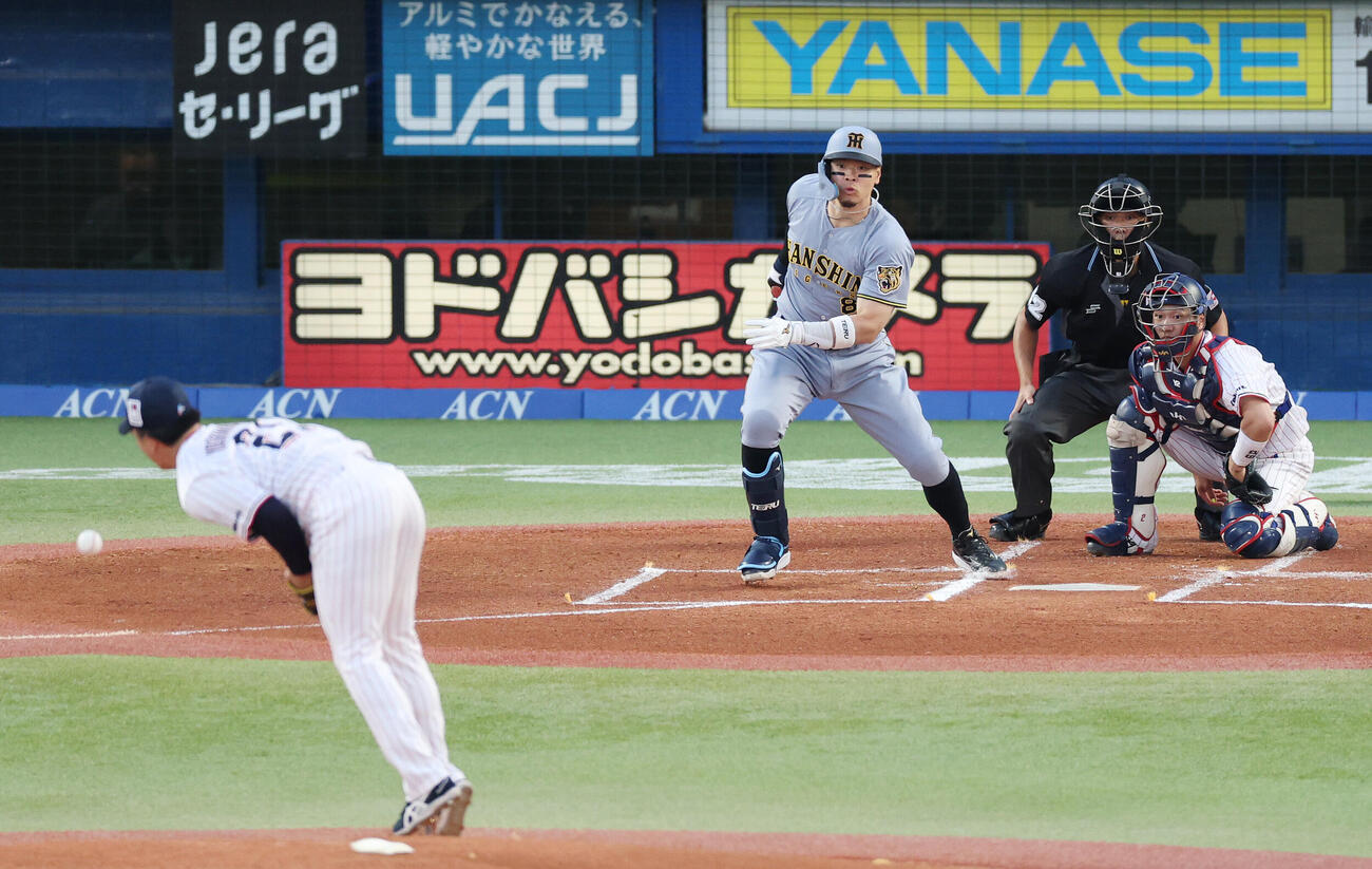 ヤクルト対阪神　1回表阪神1死一塁、投手内野安打を放つ佐藤輝明。投手吉村貢司郎（撮影・宮地輝）