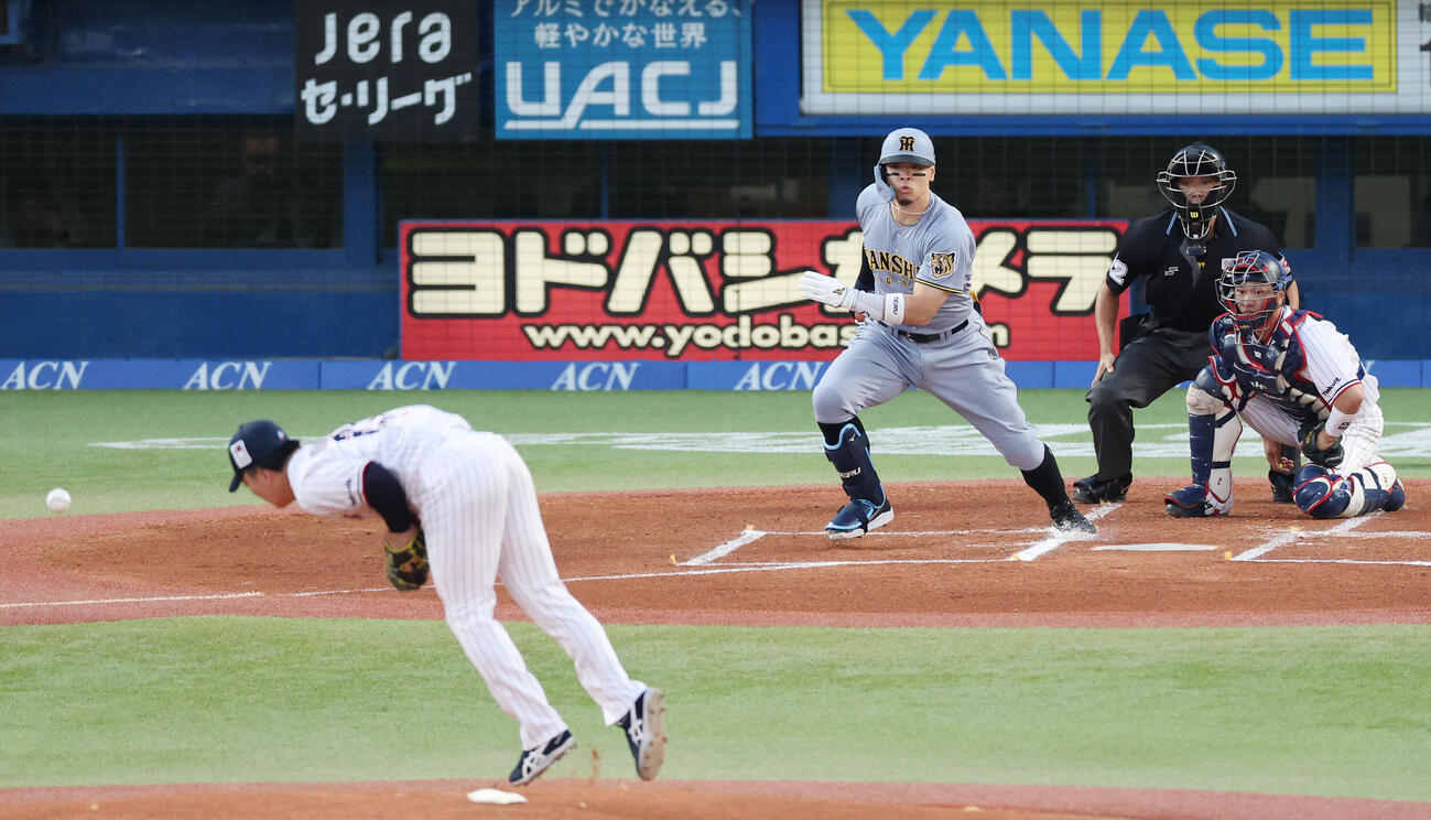 ヤクルト対阪神　1回表阪神1死一塁、投手内野安打を放つ佐藤輝明。投手吉村貢司郎（撮影・宮地輝）