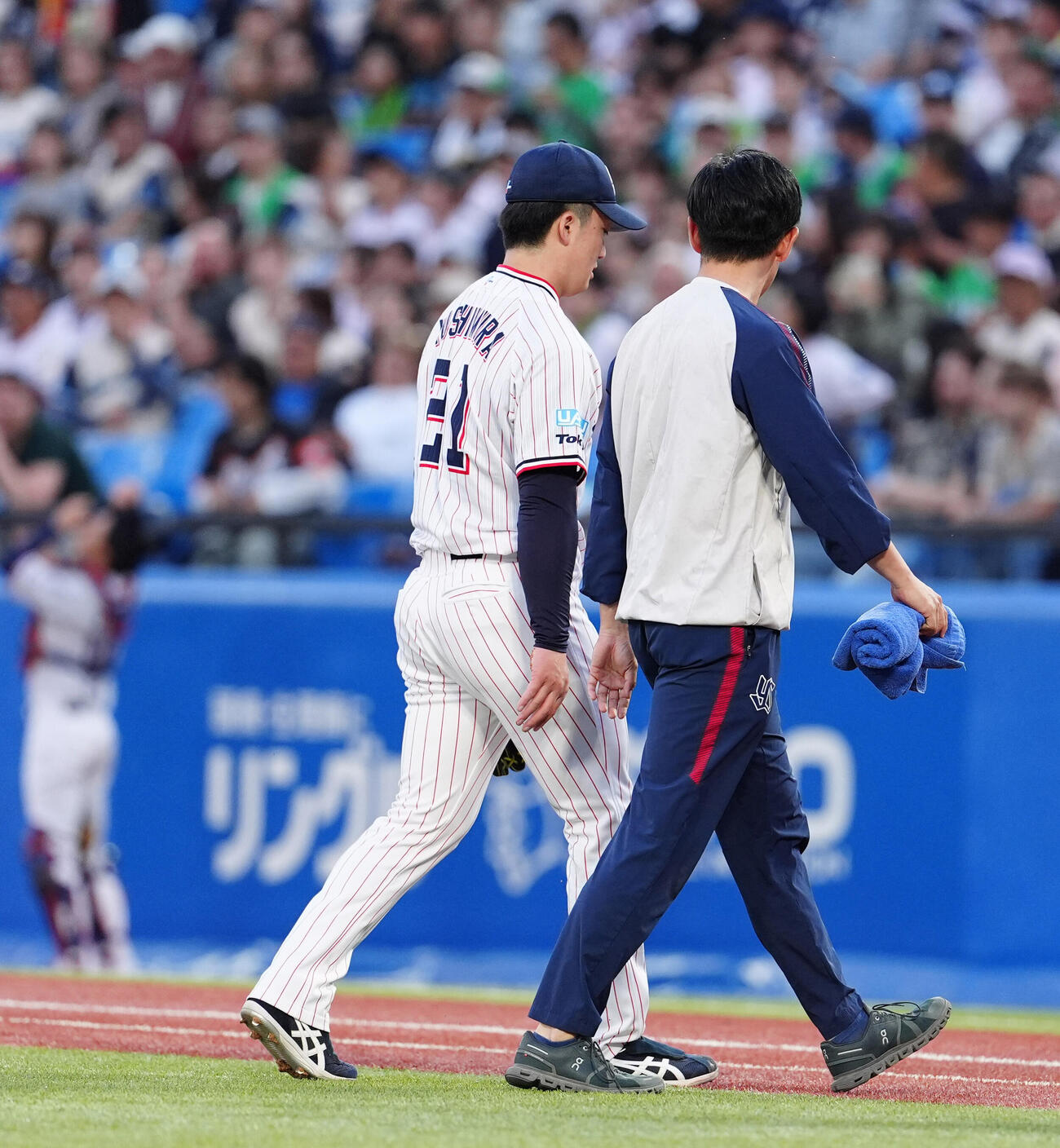 ヤクルト対阪神　1回表阪神1死、佐藤輝明の打球が直撃しベンチに下がるヤクルト先発吉村貢司郎（撮影・清水貴仁）