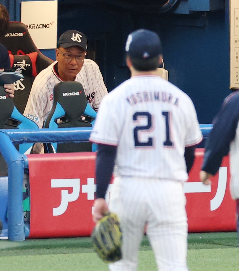 ヤクルト対阪神　1回表阪神1死、佐藤輝明の打球が直撃しベンチに下がる吉村貢司郎（手前）を見つめる池山隆寛監督（撮影・宮地輝）