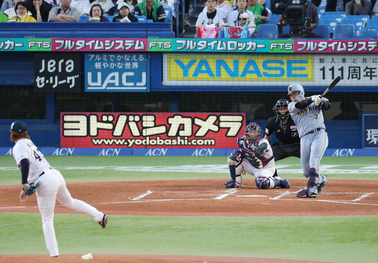 ヤクルト対阪神　1回表阪神1死一塁、適時二塁打を放つ大山悠輔。投手小沢怜史（撮影・宮地輝）