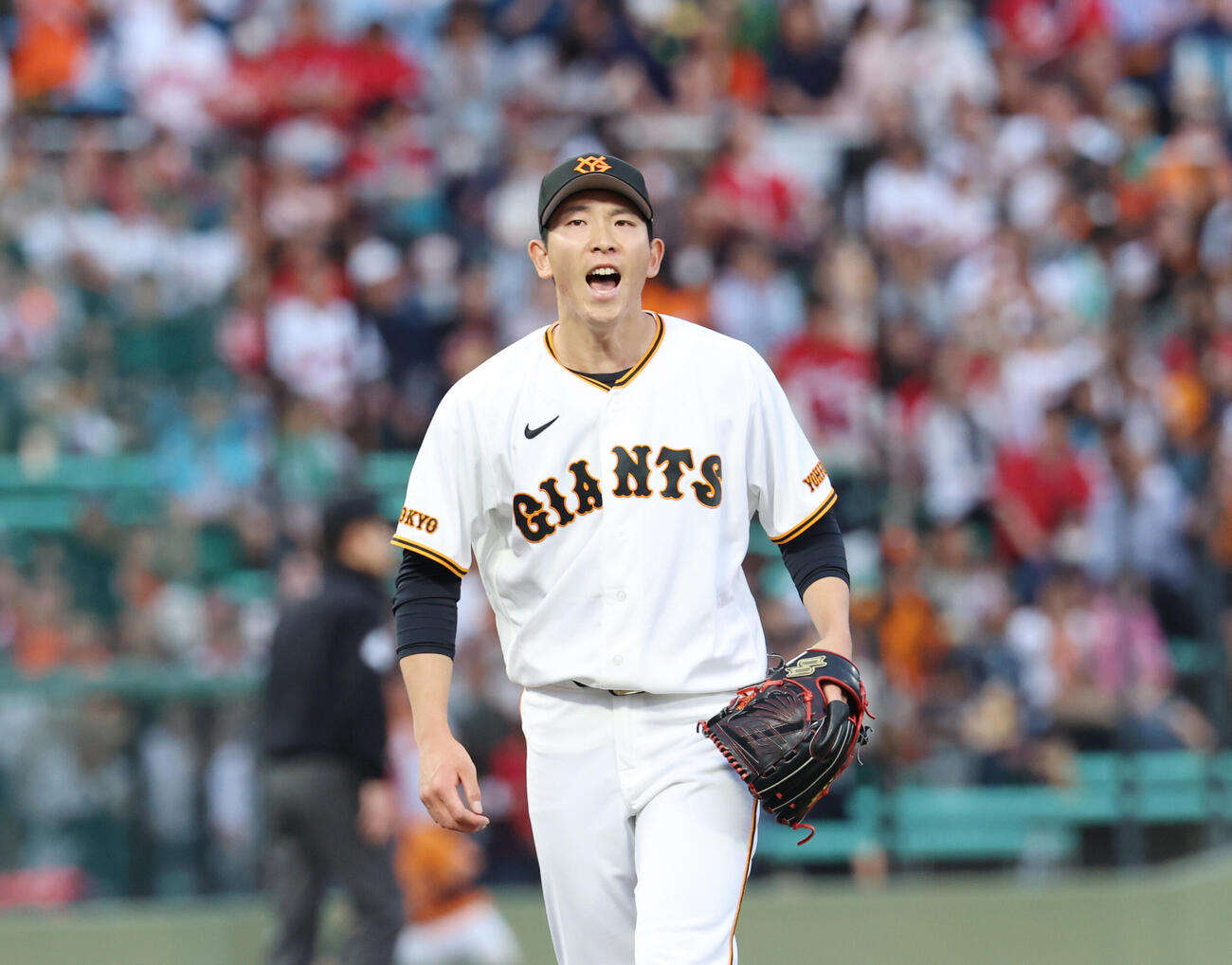 巨人対広島　満塁のピンチをしのぎ声を上げる巨人戸郷翔征（撮影・増田悦実）