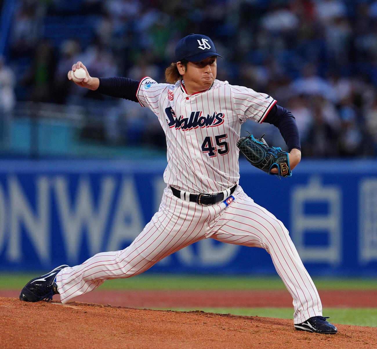 ヤクルト対阪神　1回表阪神1死一塁、ヤクルト先発吉村貢司郎の負傷交代で登板する小沢怜史（撮影・清水貴仁）