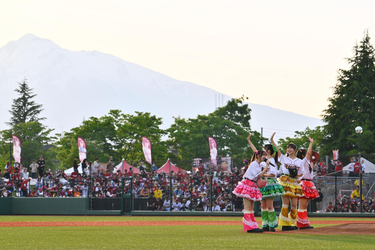 楽天対オリックス　セレモニアルピッチに臨むりんご娘（撮影・滝沢徹郎）　