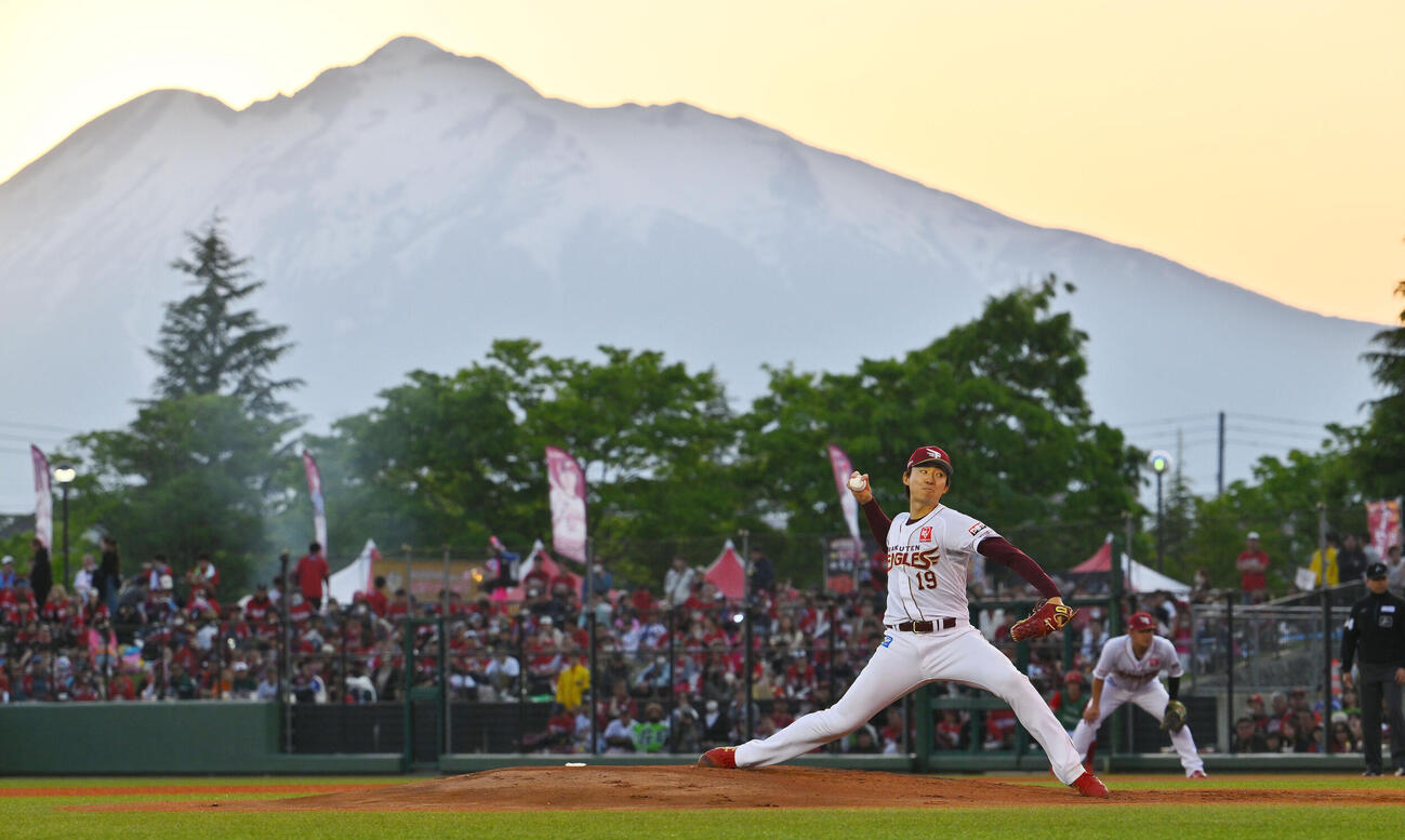 楽天対オリックス　岩木山を背に力投する楽天先発の荘司康誠（撮影・滝沢徹郎）　