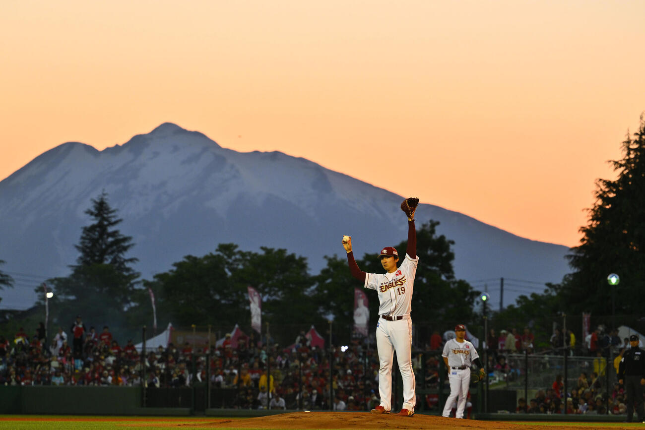 楽天対オリックス　岩木山を背に力投する楽天先発の荘司宏太（撮影・滝沢徹郎）　