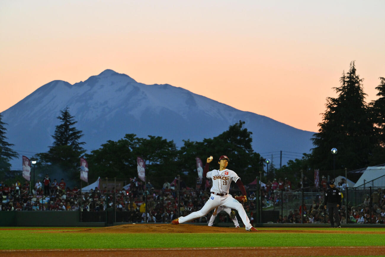楽天対オリックス　岩木山を背に力投する楽天先発の荘司宏太（撮影・滝沢徹郎）　