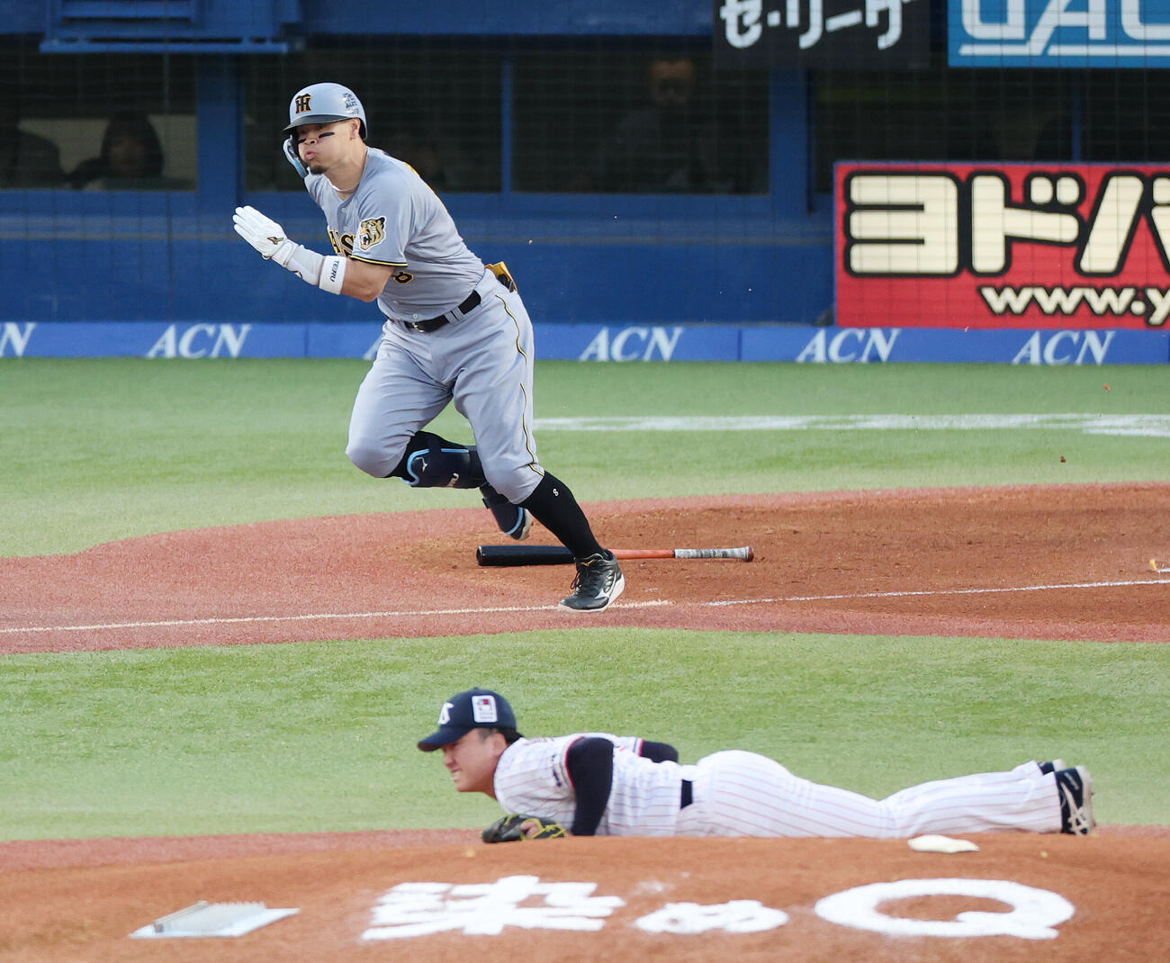 ヤクルト対阪神　1回表阪神1死、投手内野安打を放つ佐藤輝明。投手吉村貢司郎（撮影・宮地輝）