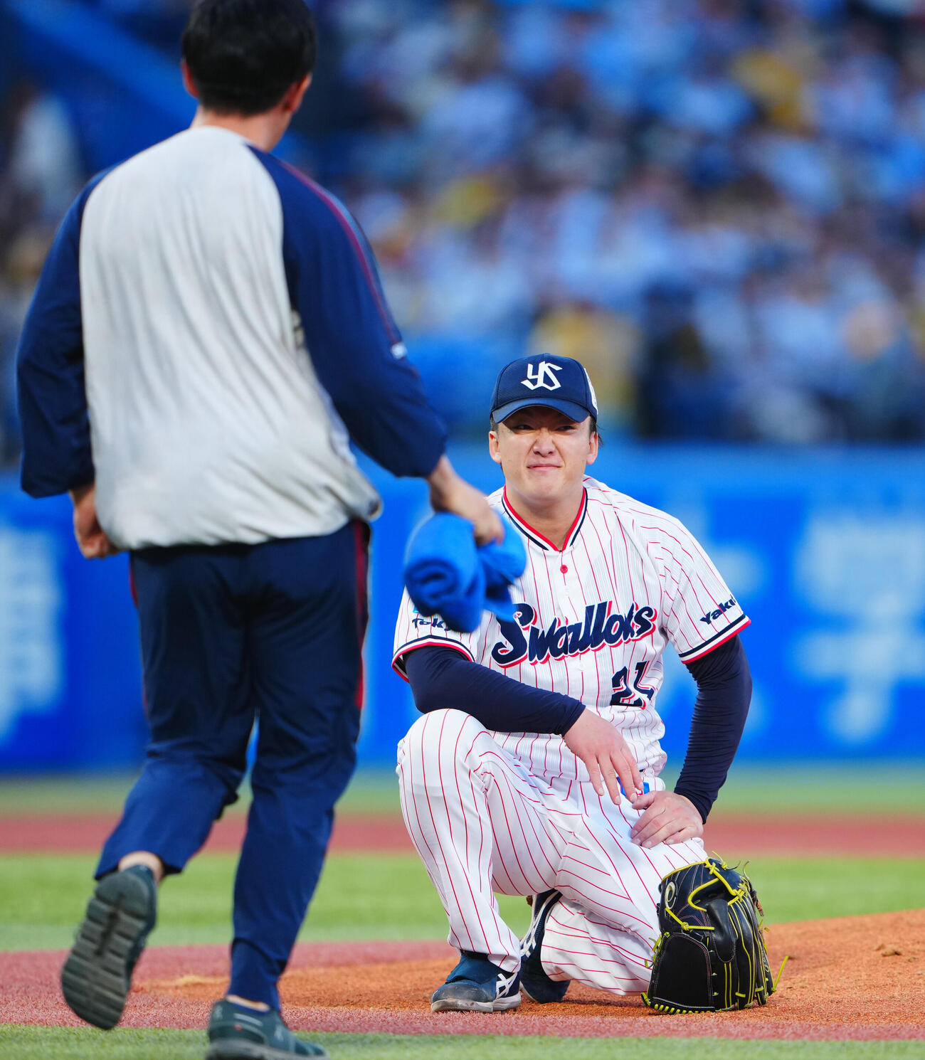 ヤクルト対阪神　1回表阪神1死、佐藤輝明の打球が直撃し表情をしかめる吉村貢司郎（撮影・垰建太）