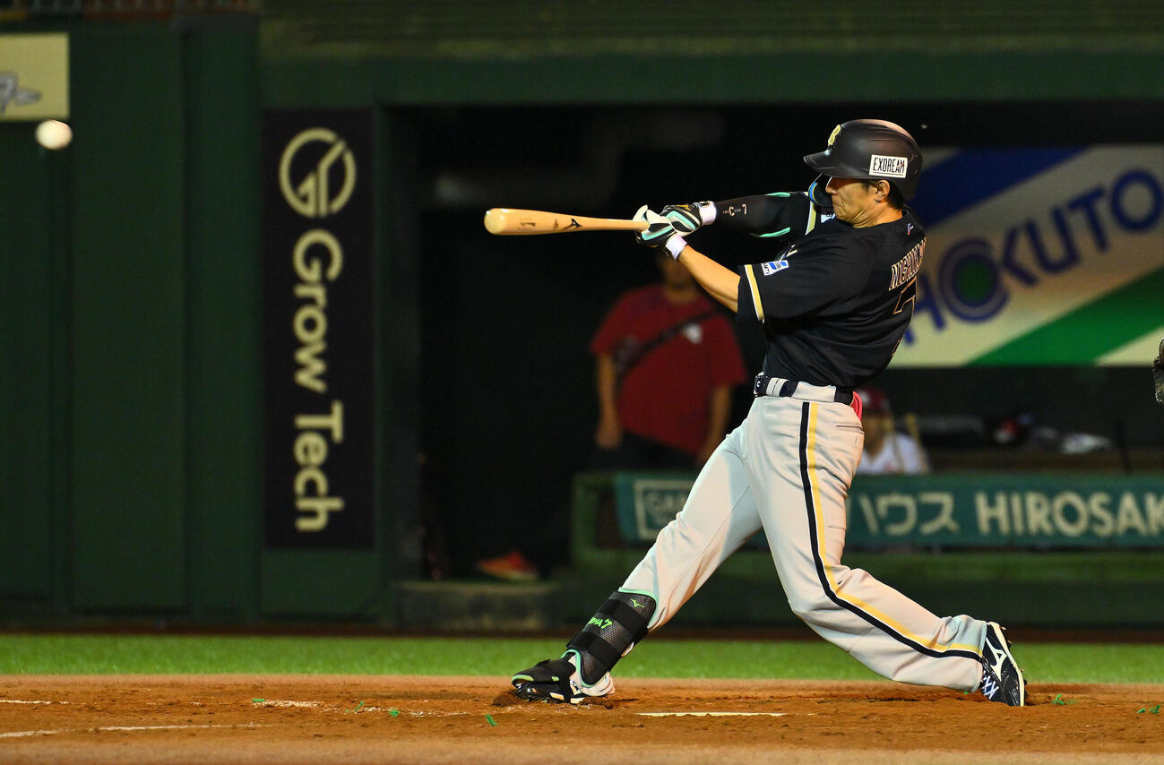 楽天対オリックス　4回表オリックス1死一塁、西川龍馬は先制適時二塁打を放つ（撮影・滝沢徹郎）　