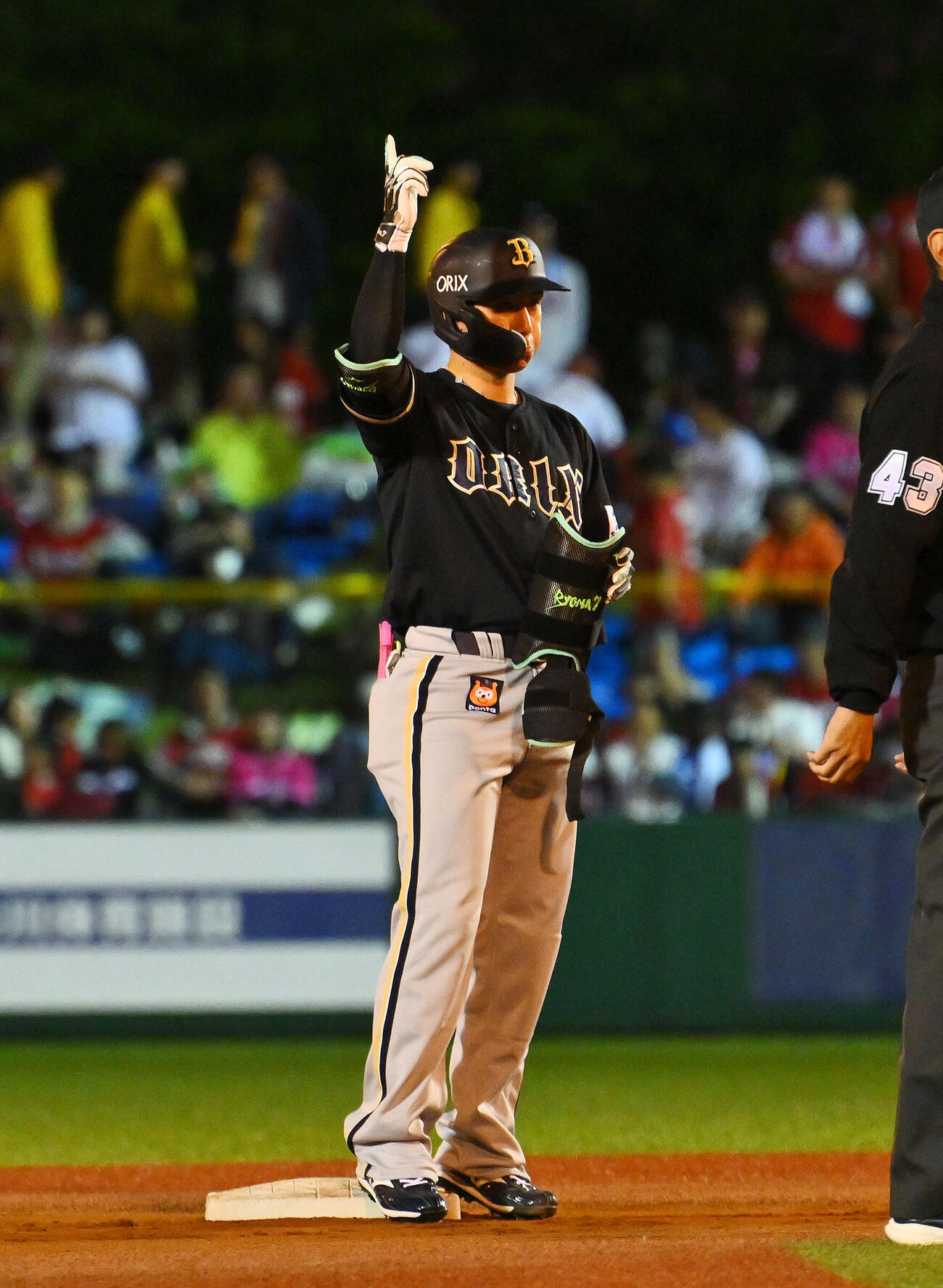 楽天対オリックス　4回表オリックス1死一塁、西川龍馬は先制適時二塁打を放ちポーズを決める撮影・滝沢徹郎）　