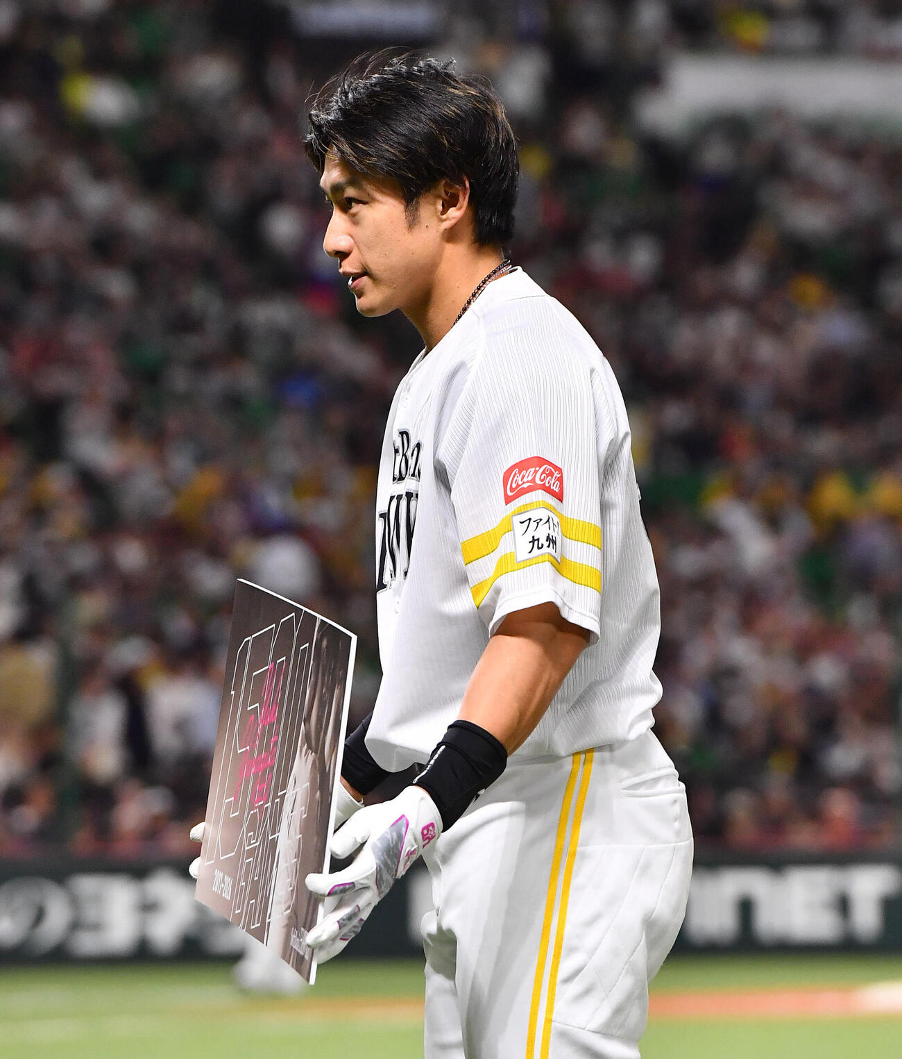 ソフトバンク対西武　5回裏終了で試合が成立し、通算1500試合出場を達成した柳田悠岐は記念ボードを手にする（撮影・岩下翔太）