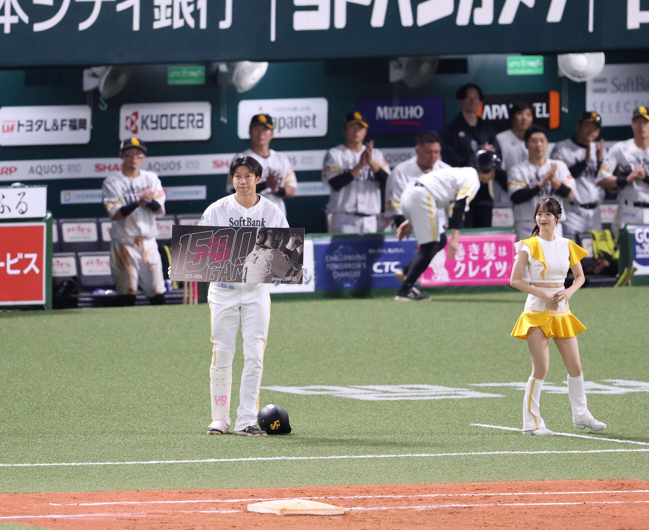 ソフトバンク対西武　通算1500試合出場となった柳田悠岐は記念ボードを手にあいさつ　（撮影・梅根麻紀）