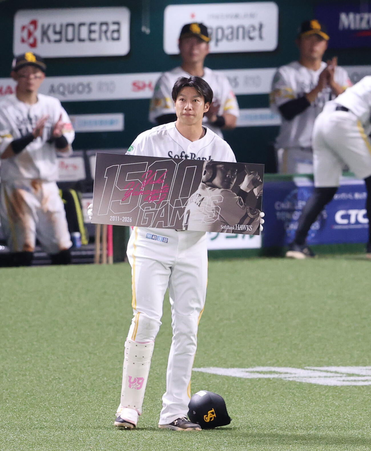 ソフトバンク対西武　通算1500試合出場となった柳田悠岐は記念ボードを手にあいさつ　（撮影・梅根麻紀）