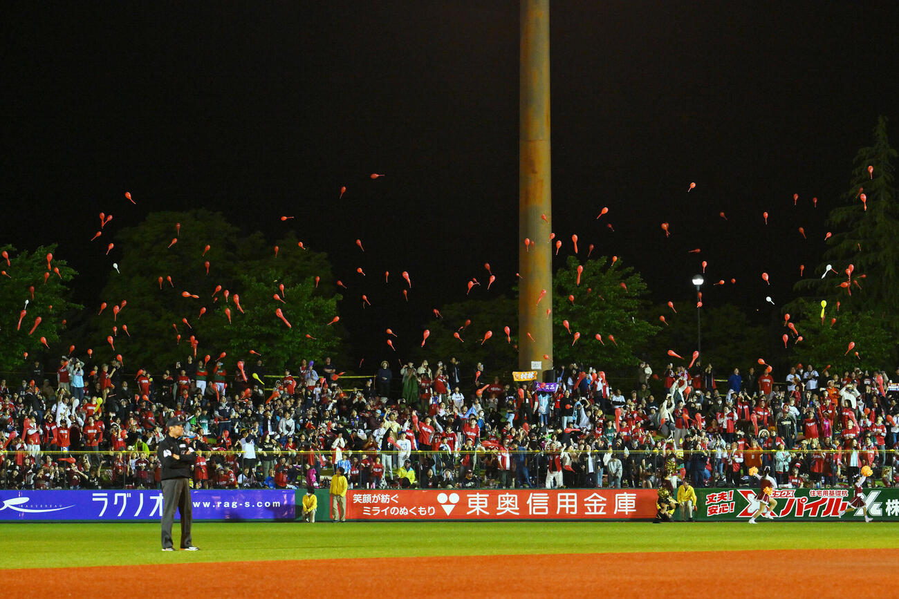 楽天対オリックス　7回裏の攻撃を前にジェット風船を飛ばす楽天ファン（撮影・滝沢徹郎）　