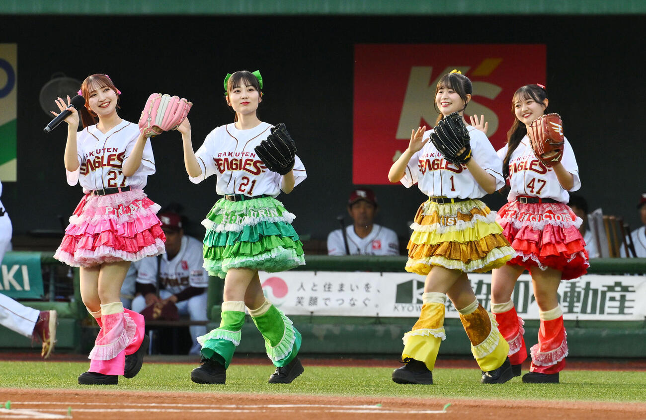 楽天対オリックス　セレモニアルピッチに臨むりんご娘（撮影・滝沢徹郎）　