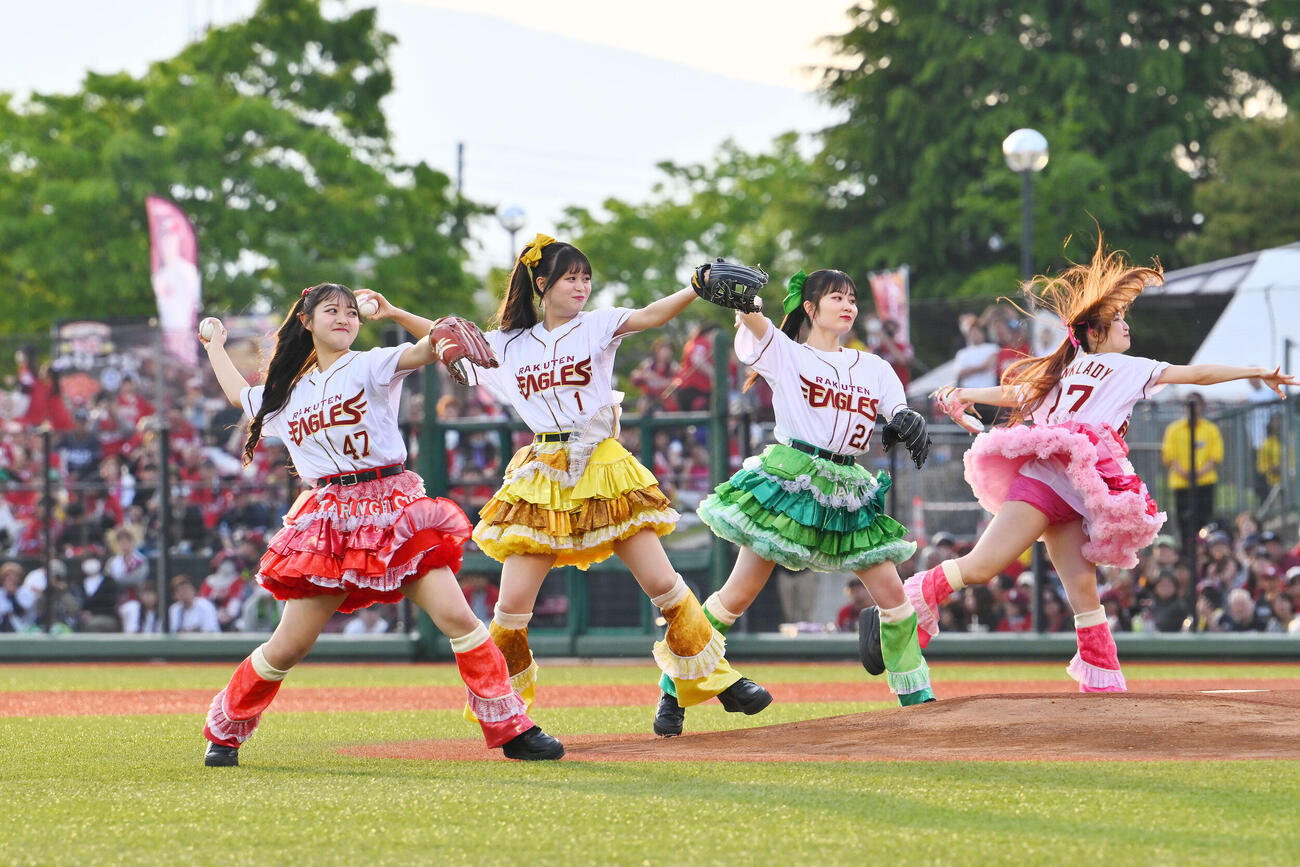 楽天対オリックス　セレモニアルピッチに臨むりんご娘（撮影・滝沢徹郎）　