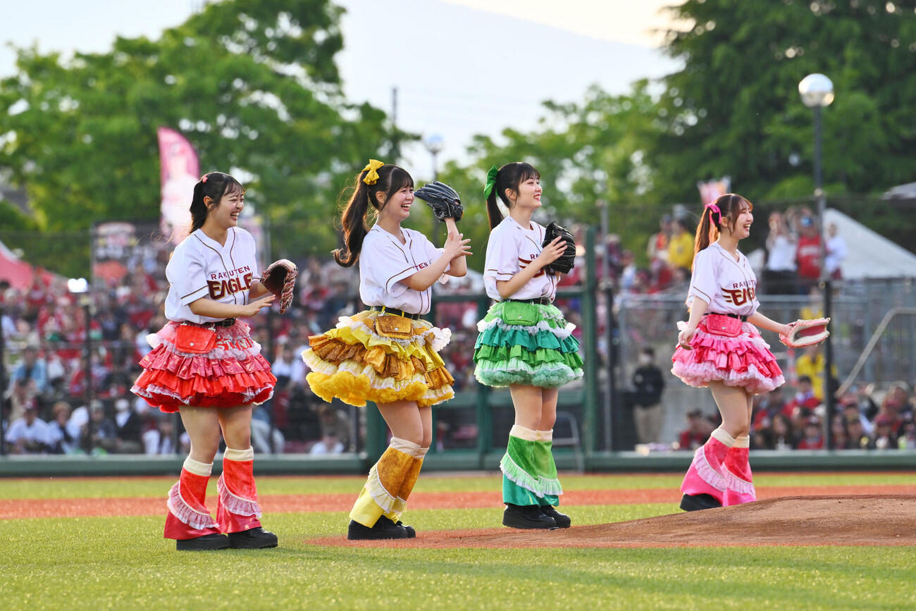 楽天対オリックス　セレモニアルピッチを終え笑顔のりんご娘（撮影・滝沢徹郎）　