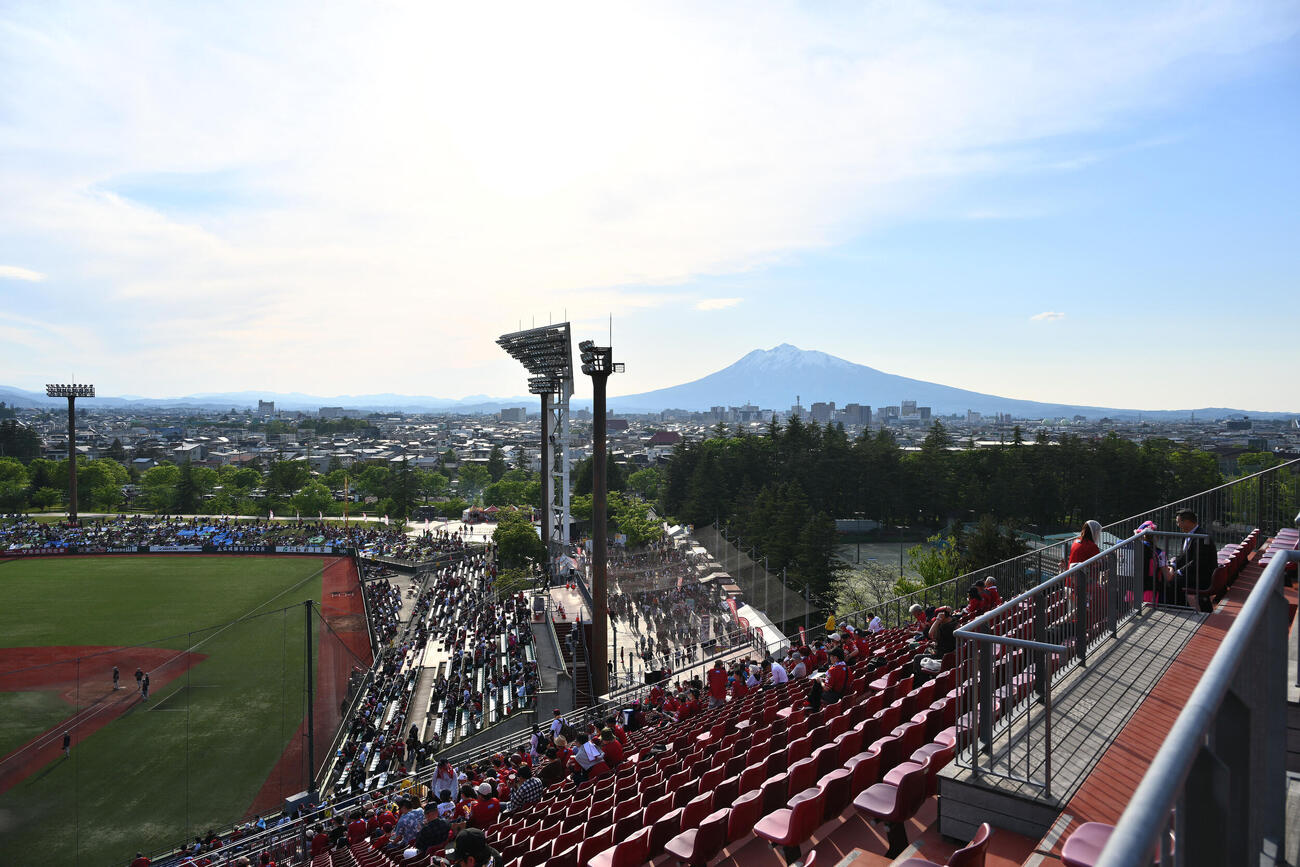 楽天対オリックス　はるか夢球場から見える岩木山（撮影・滝沢徹郎）　