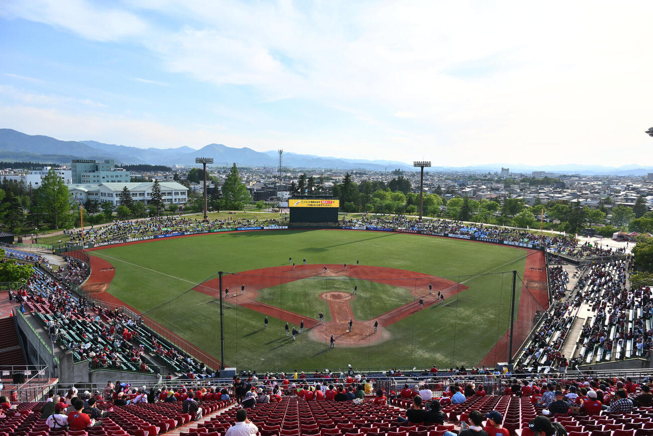 楽天対オリックス　はるか夢球場の全景（撮影・滝沢徹郎）　