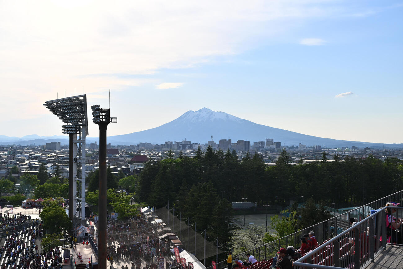 楽天対オリックス　はるか夢球場から見える岩木山（撮影・滝沢徹郎）　