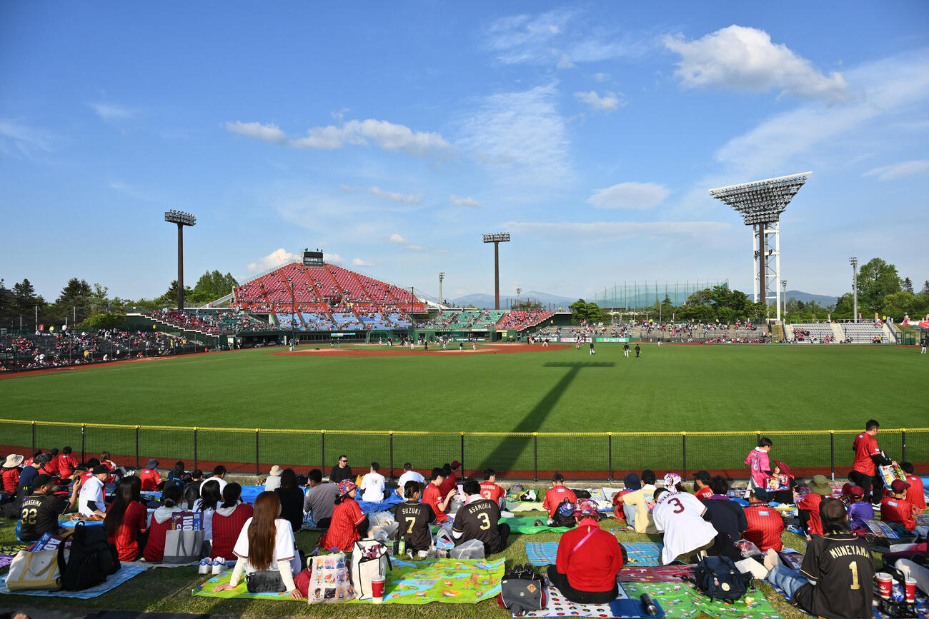 楽天対オリックス　はるか夢球場の全景（撮影・滝沢徹郎）　