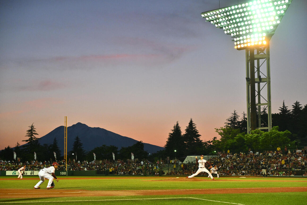 楽天対オリックス　岩木山を背に力投する楽天先発の荘司康誠（撮影・滝沢徹郎）　