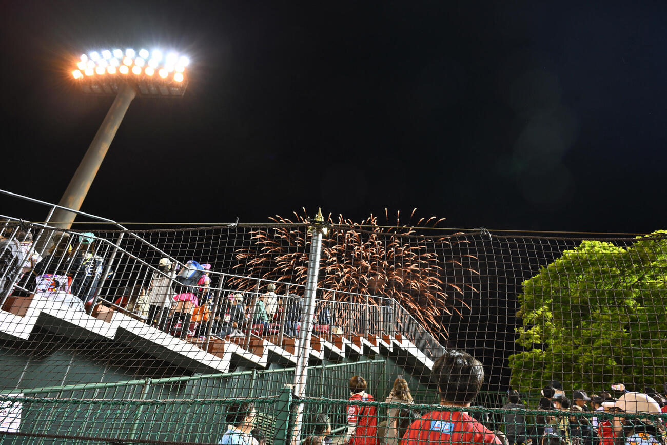楽天対オリックス　5回裏を終え花火が打ち上げられる（撮影・滝沢徹郎）　