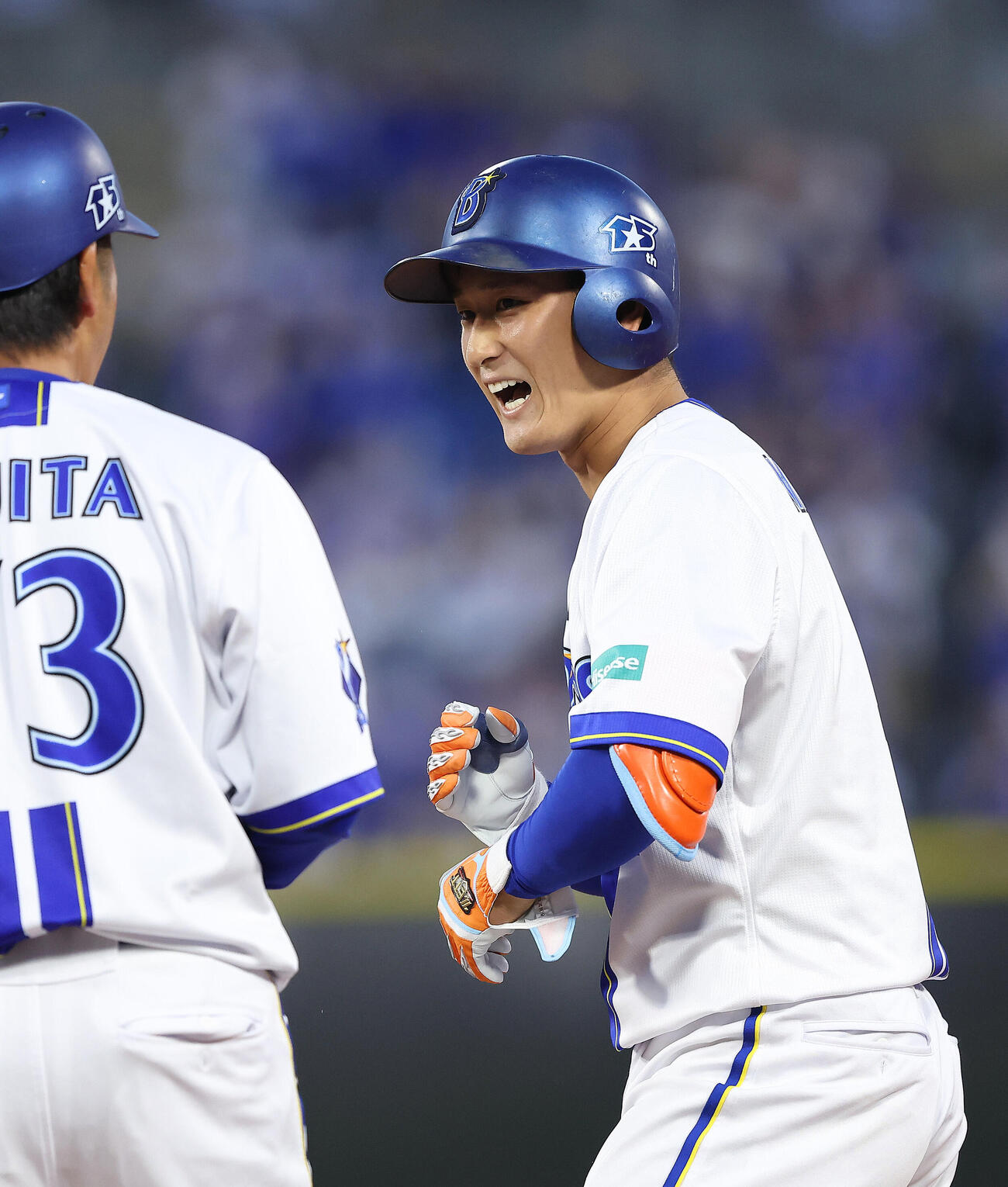 DeNA対中日　2回裏DeNA1死一、三塁、先制の右前適時打を放った松尾汐恩（撮影・河田真司）