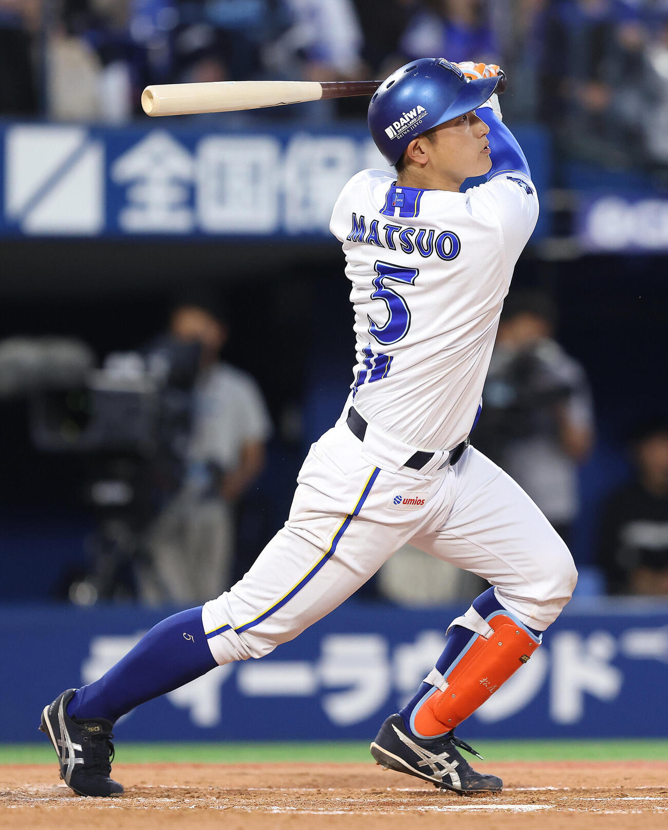 DeNA対中日　2回裏DeNA1死一、三塁、先制の右前適時打を放つ松尾汐恩（撮影・河田真司）