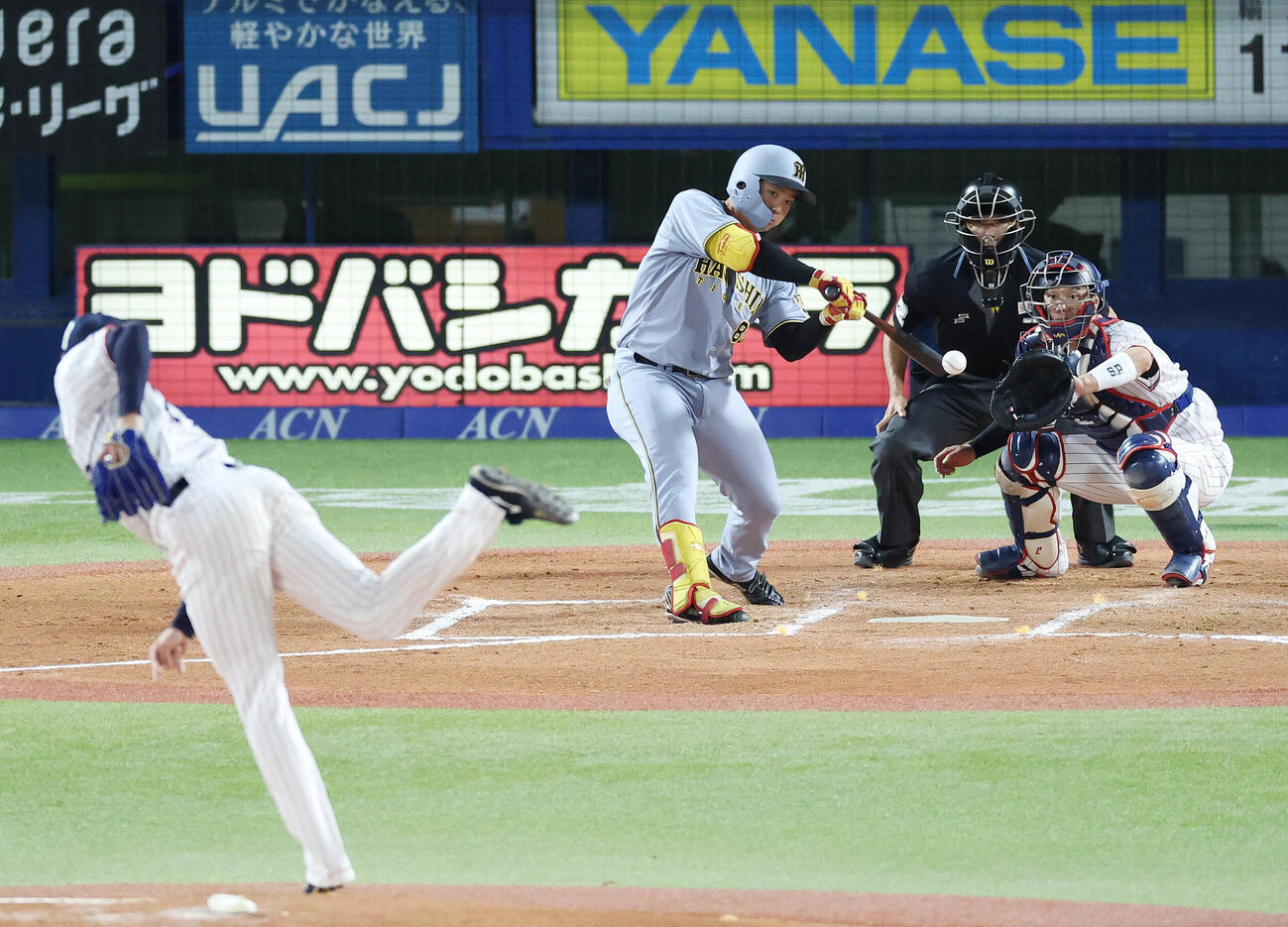 ヤクルト対阪神　7回表阪神2死一塁、2点本塁打を放つ代打嶋村麟士朗。投手広沢優（撮影・宮地輝）