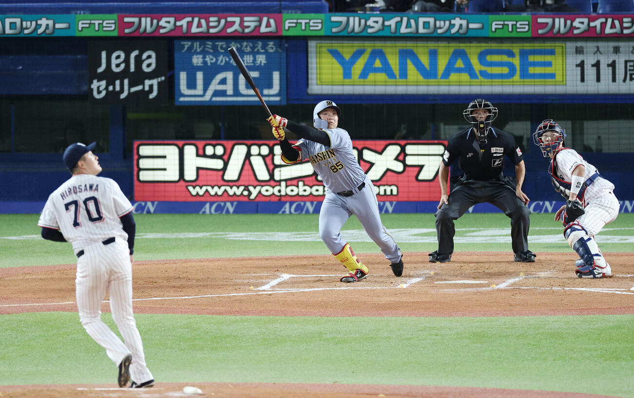 ヤクルト対阪神　7回表阪神2死一塁、2点本塁打を放つ代打嶋村麟士朗。投手広沢優（撮影・宮地輝）