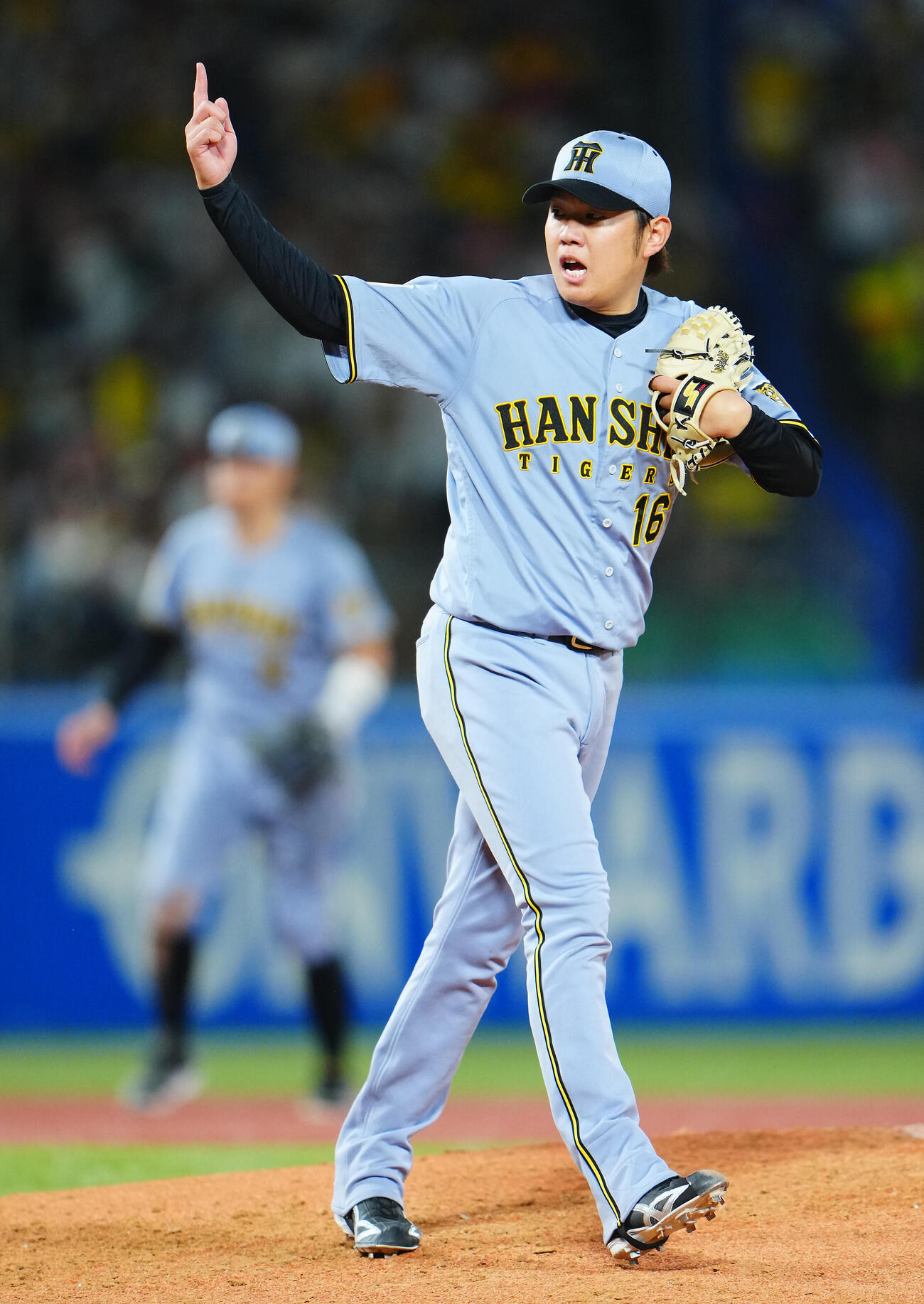 ヤクルト対阪神　5回裏ヤクルト無死、沢井廉を三振に仕留め声をあげる西勇輝（撮影・垰建太）