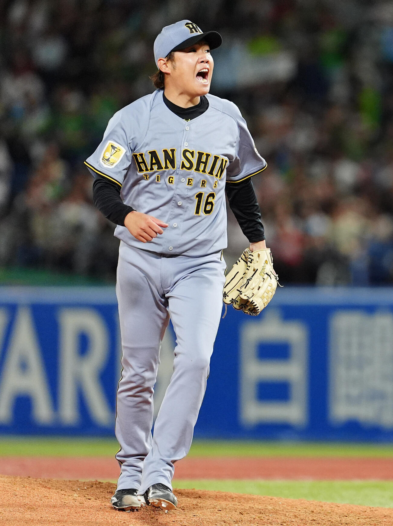 ヤクルト対阪神　6回裏ヤクルト2死一塁、内山壮真を見逃し三振に打ち取り雄たけびをあげる西勇輝（撮影・清水貴仁）