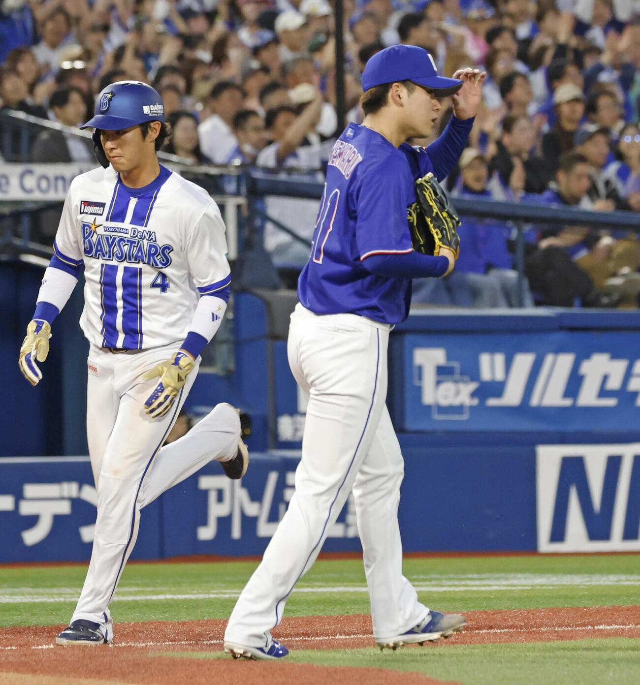 2回、DeNAに先制を許した中日・金丸。左は生還する三走度会＝横浜（共同）