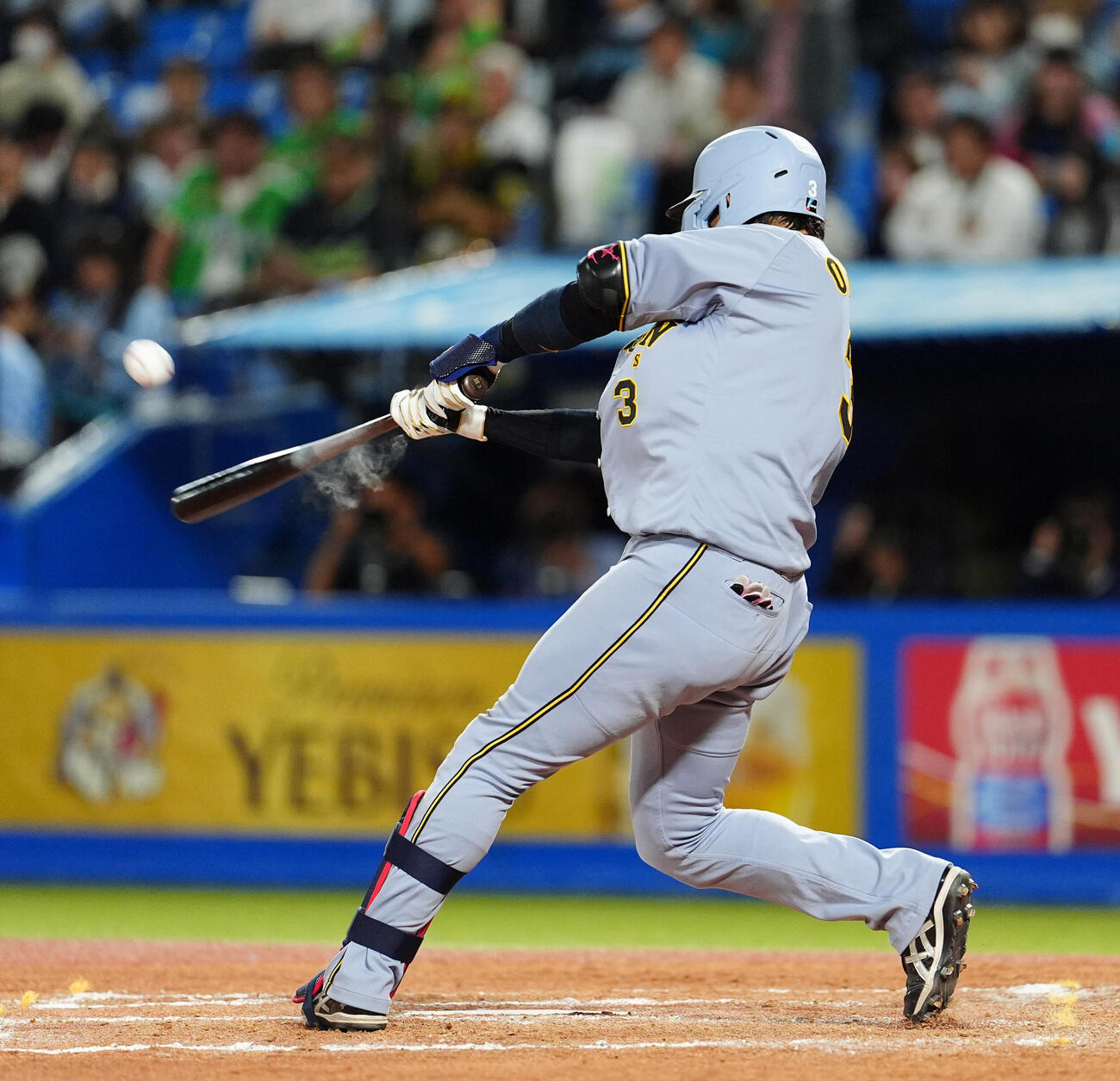 ヤクルト対阪神　8回表阪神2死、左越えソロ本塁打を放つ大山悠輔（撮影・清水貴仁）
