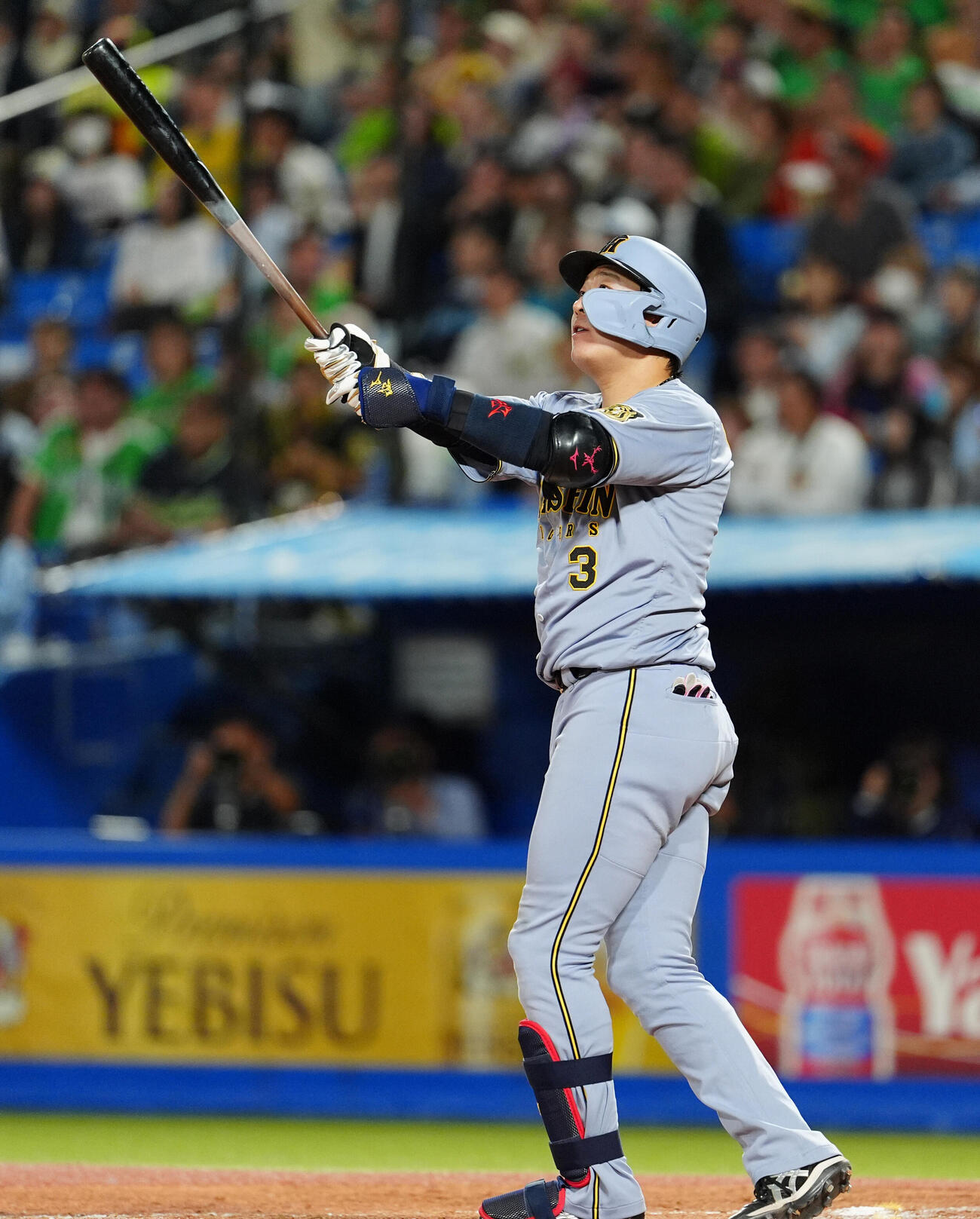 ヤクルト対阪神　8回表阪神2死、左越えソロ本塁打を放つ大山悠輔（撮影・清水貴仁）
