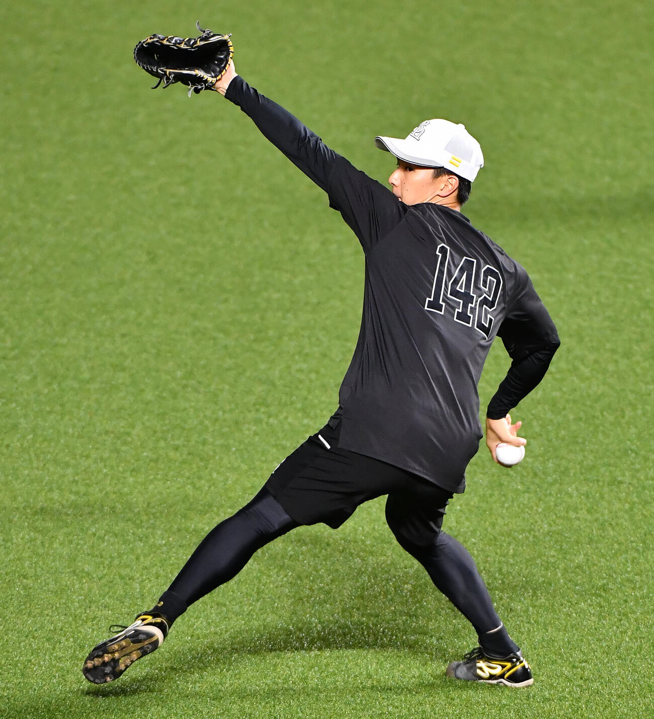 ソフトバンク対西武　キャッチボールを行うソフトバンク藤原大翔（撮影・岩下翔太）