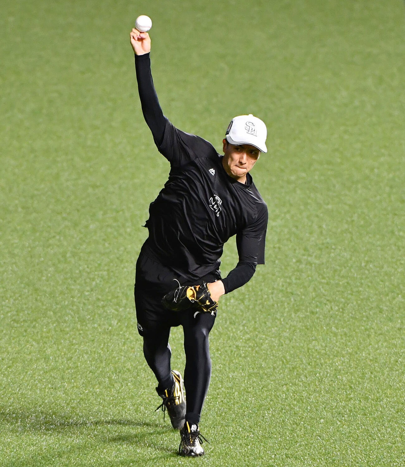 ソフトバンク対西武　キャッチボールを行うソフトバンク藤原大翔（撮影・岩下翔太）