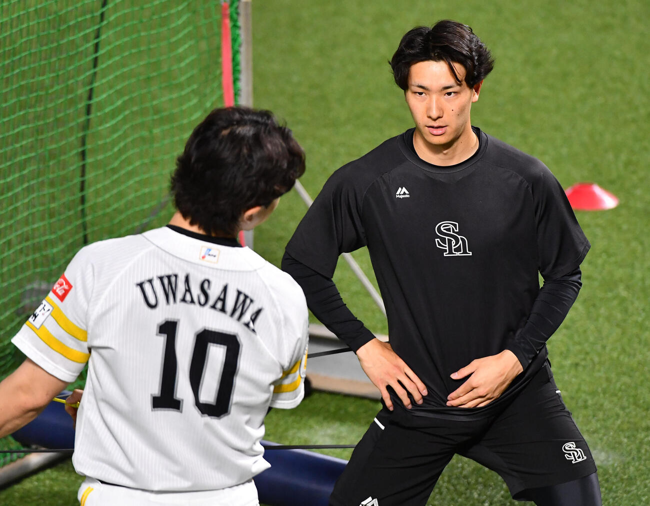 ソフトバンク対西武　試合前、上沢直之（左）と話しながら練習を行うソフトバンク藤原大翔（撮影・岩下翔太）