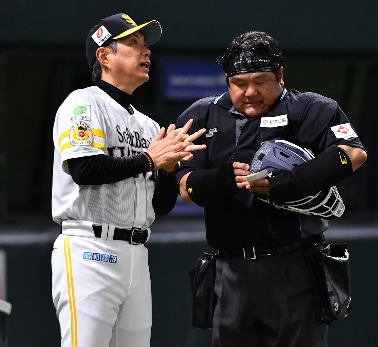 ソフトバンク対西武　7回裏終了後、投手の交代を告げる小久保裕紀監督（撮影・岩下翔太）