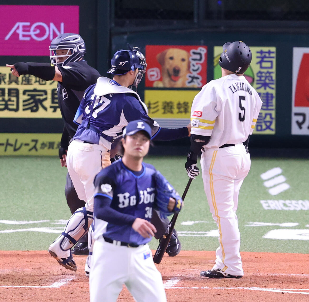 ソフトバンク対西武　8回裏ソフトバンク2死一塁、山川穂高は空振りの三振に終わる　（撮影・梅根麻紀）